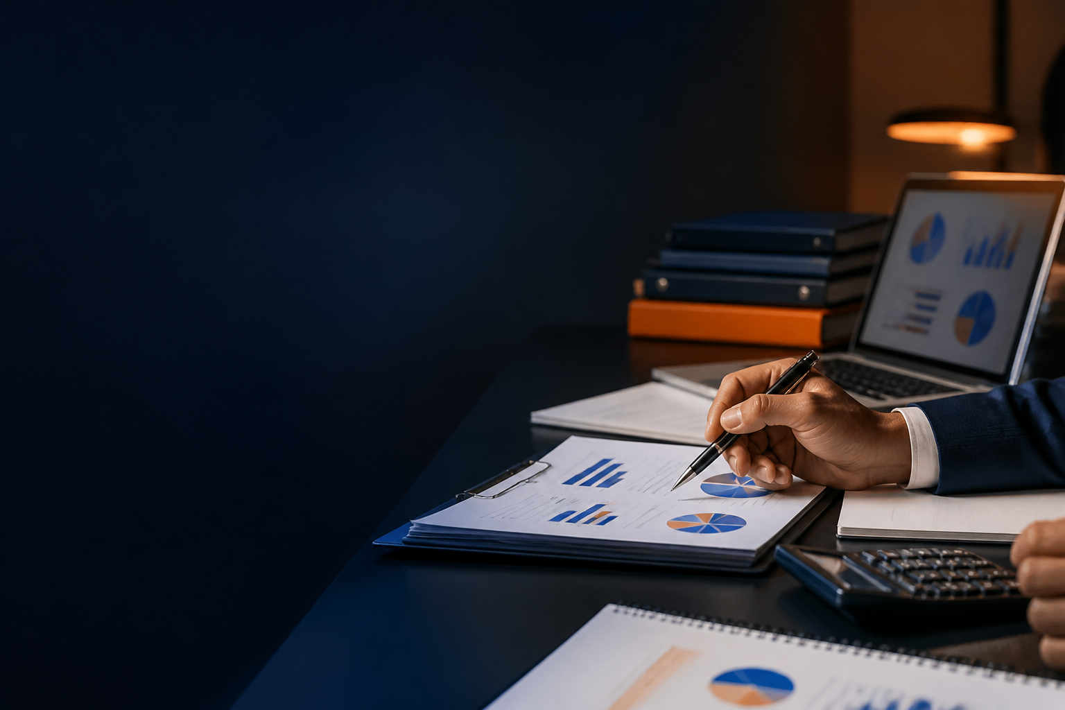 Profesional revisando información financiera y operativa en un espacio de trabajo organizado.